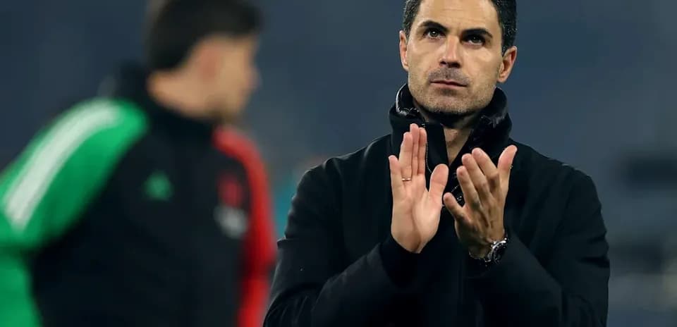 Entrenador aplaudiendo durante la sesión de entrenamiento