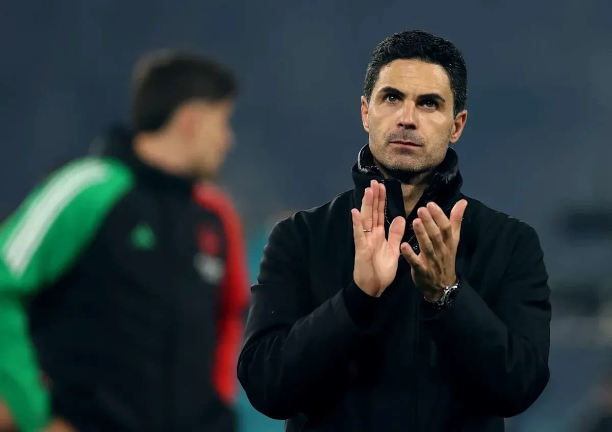 Entrenador aplaudiendo durante la sesión de entrenamiento