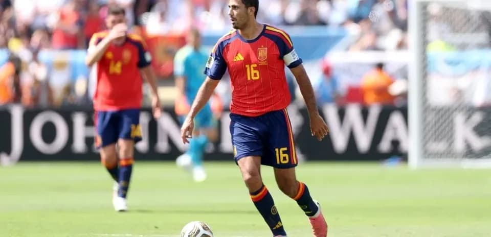 Jugador de España avanzando con el balón en el campo