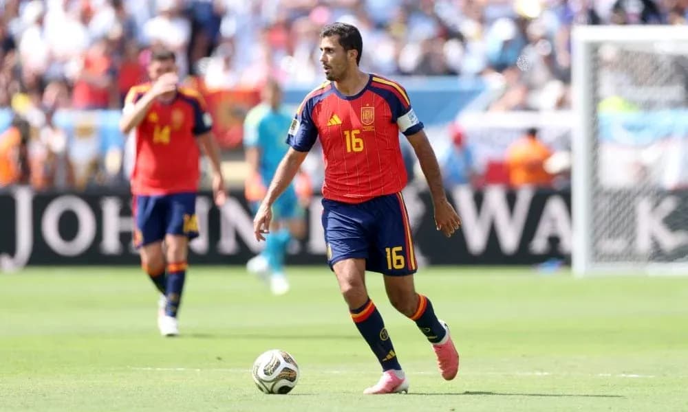 Jugador de España avanzando con el balón en el campo