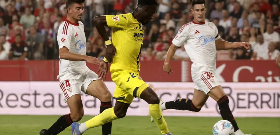 Jugador de Villarreal driblando a defensores de Sevilla