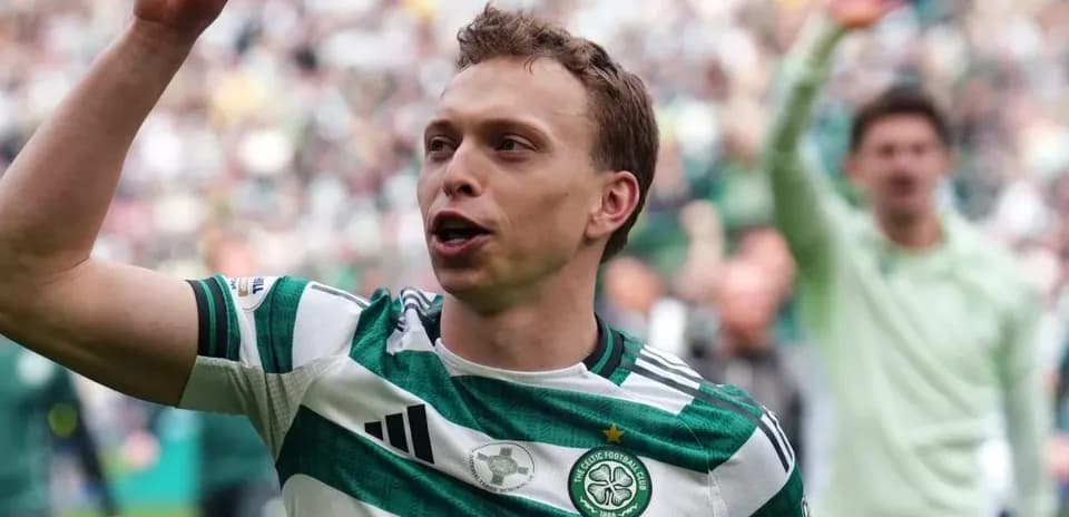 Jugador de Celtic celebrando con afición en el estadio