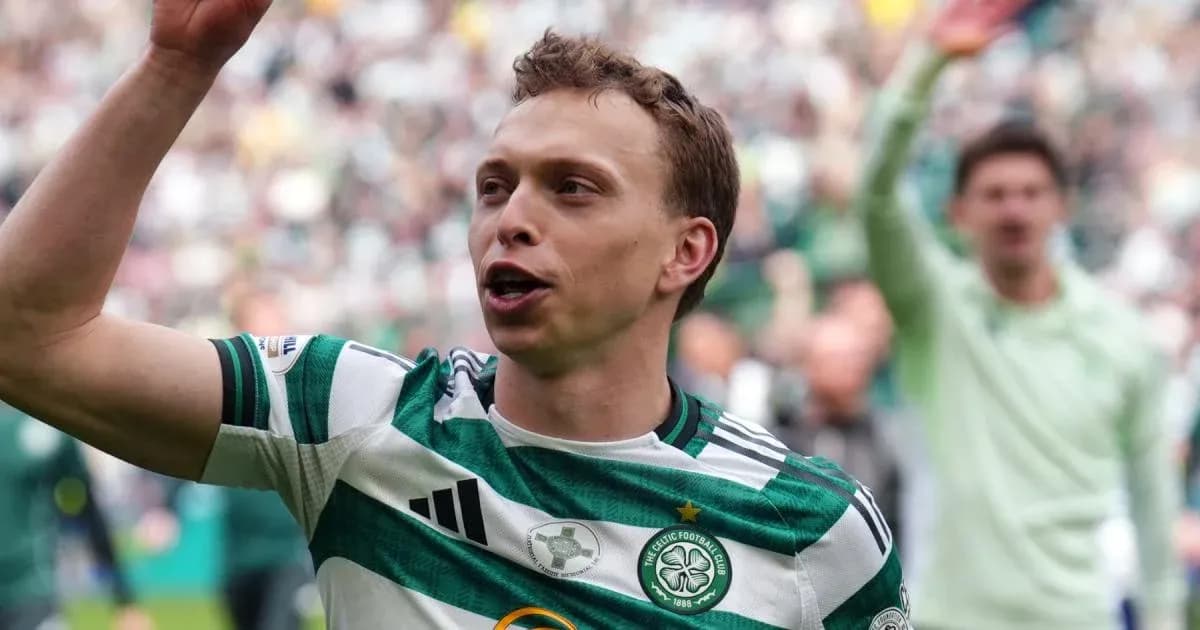 Jugador de Celtic celebrando con afición en el estadio