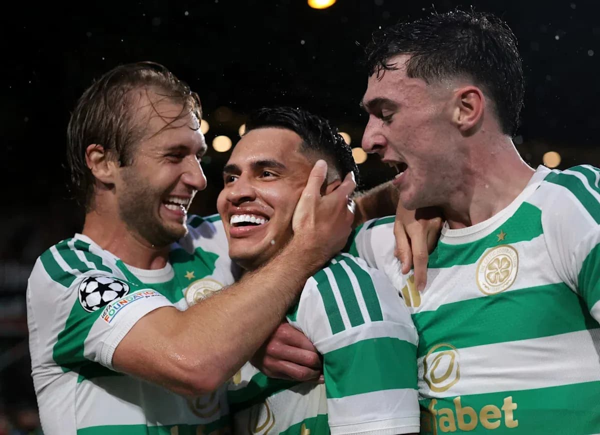 Jugadores de Celtic celebrando un gol juntos