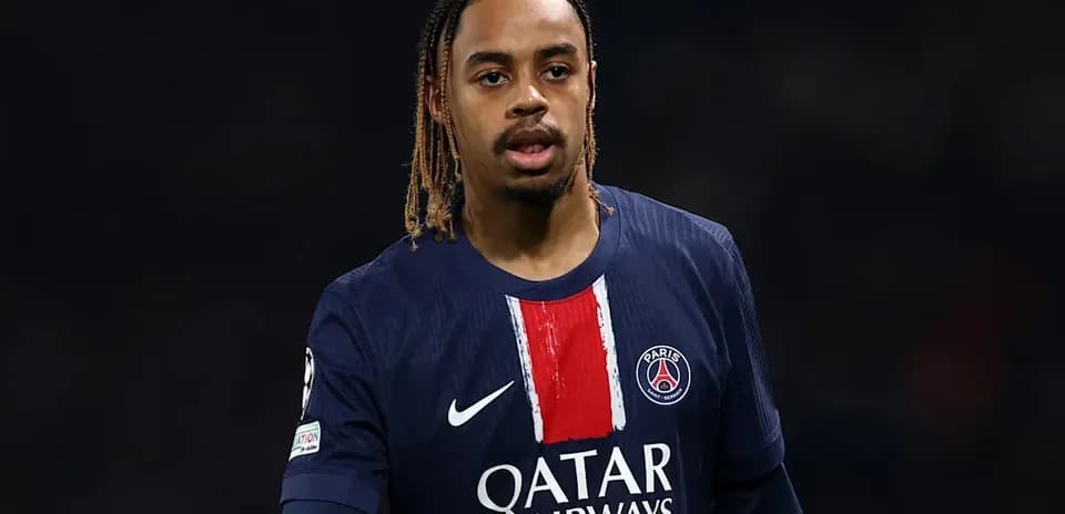 Jugador de PSG con camiseta de Qatar Airways