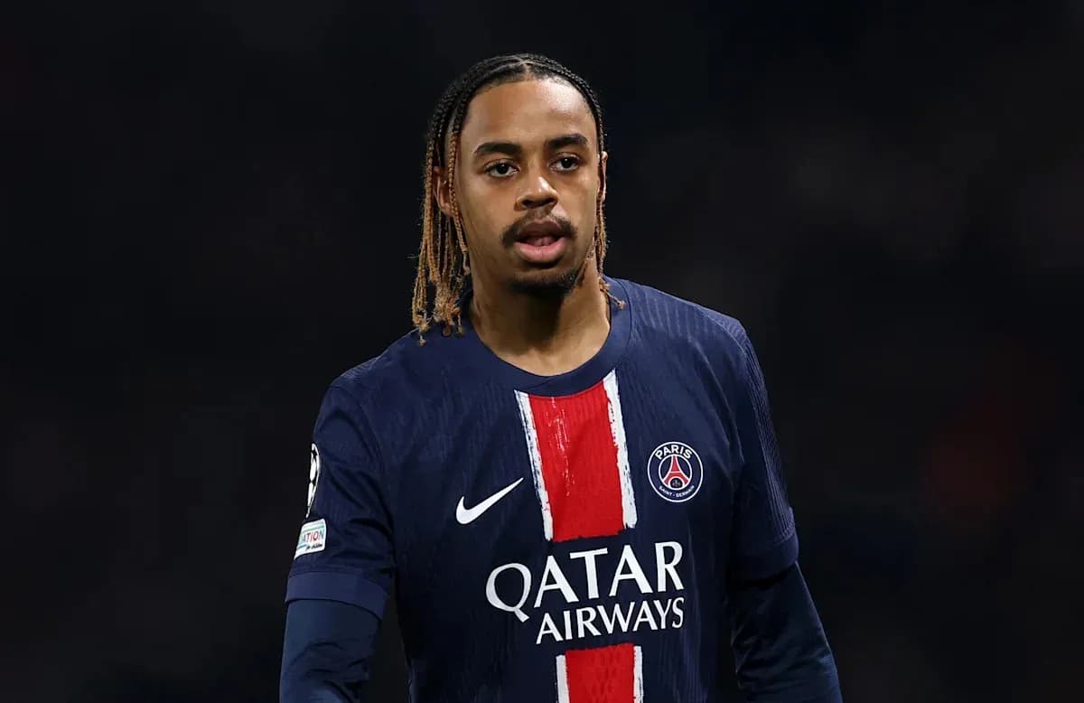 Jugador de PSG con camiseta de Qatar Airways