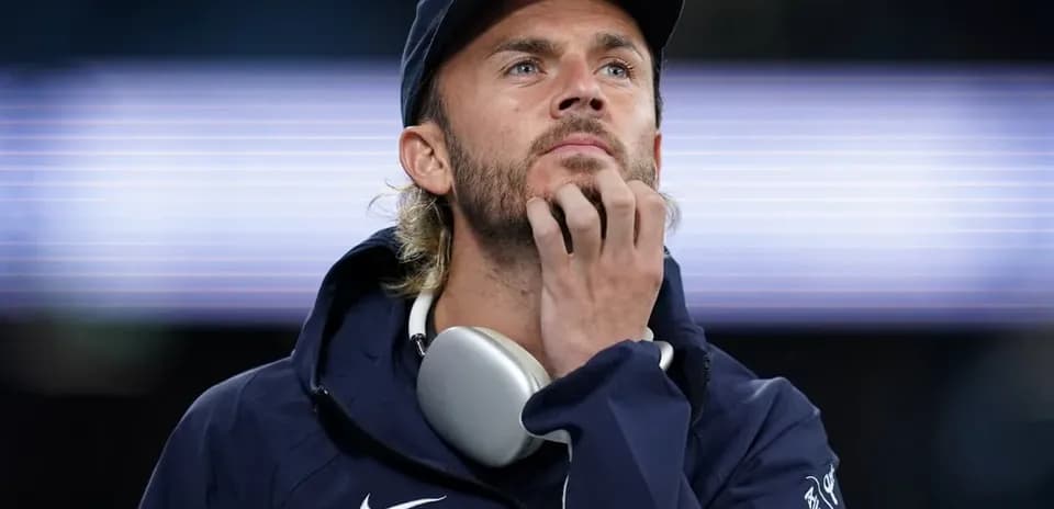 Entrenador pensativo en el estadio durante el partido