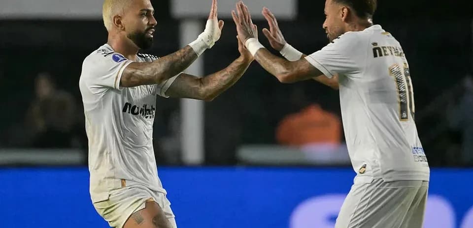 Dos jugadores celebrando un gol en el partido