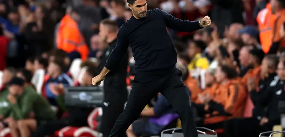 Entrenador celebrando en la banda durante el partido
