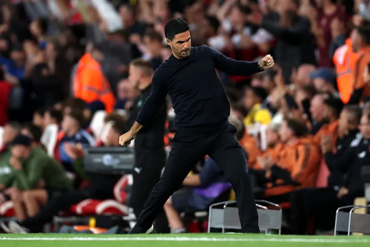 Entrenador celebrando en la banda durante el partido