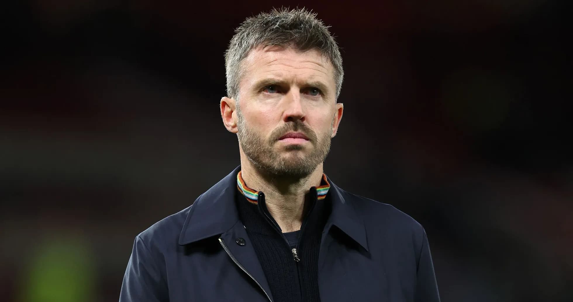 Entrenador en el banquillo durante el partido