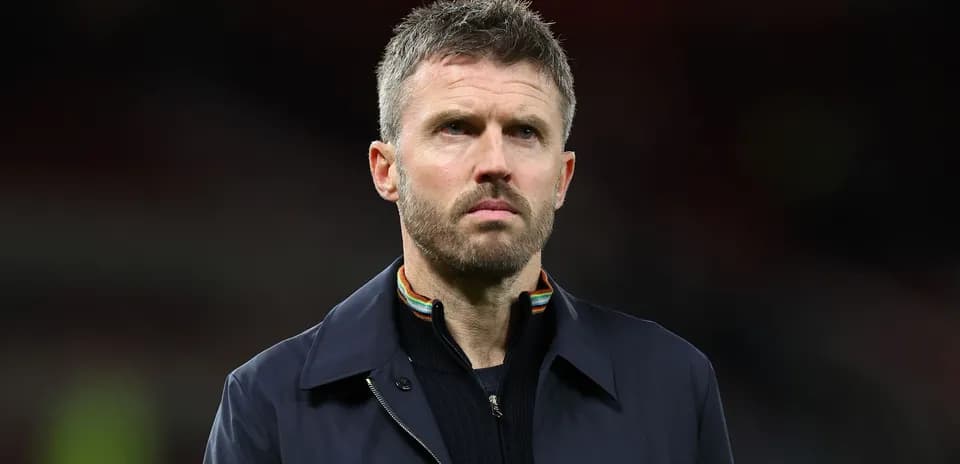 Entrenador en el banquillo durante el partido