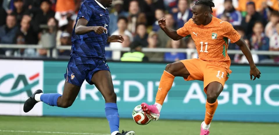 Jugador de Francia defiende contra jugador de Costa de Marfil