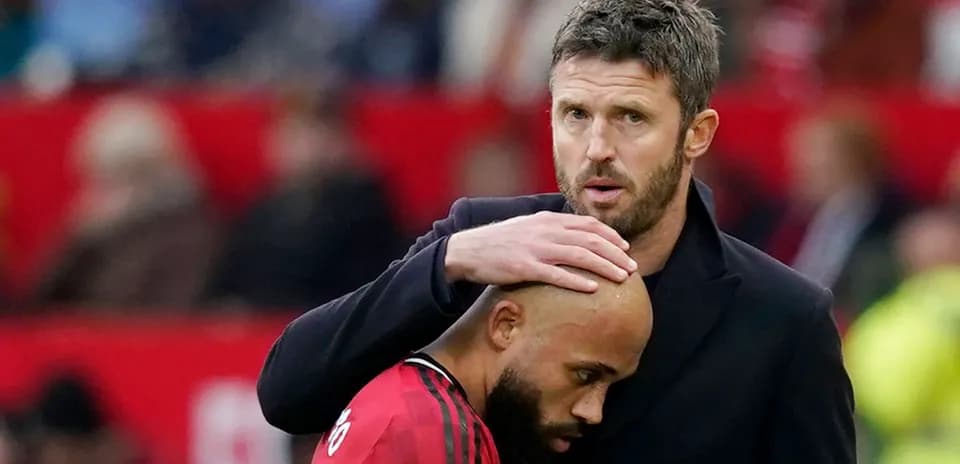 Entrenador consolando a jugador en el banquillo