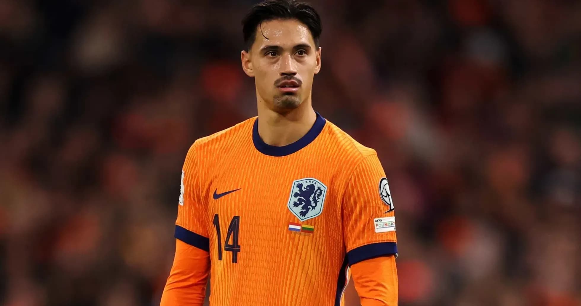 Jugador de la selección de Países Bajos en acción