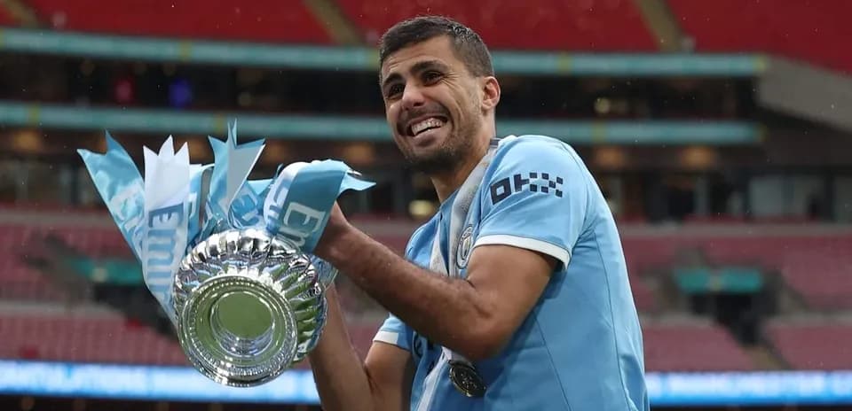 Jugador de Manchester City levantando trofeo en Wembley