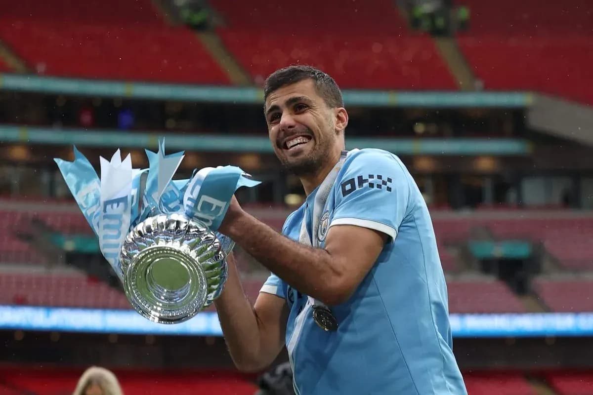 Jugador de Manchester City levantando trofeo en Wembley