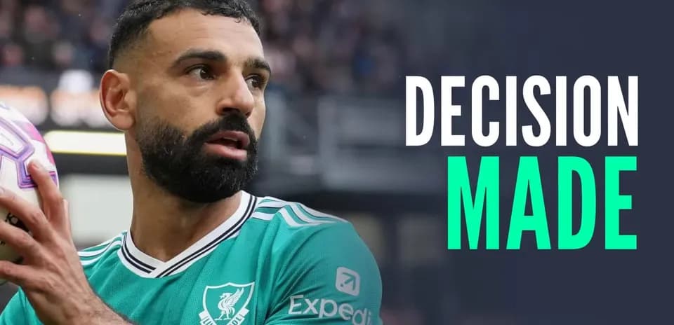 Mohamed Salah sosteniendo el balón en el campo
