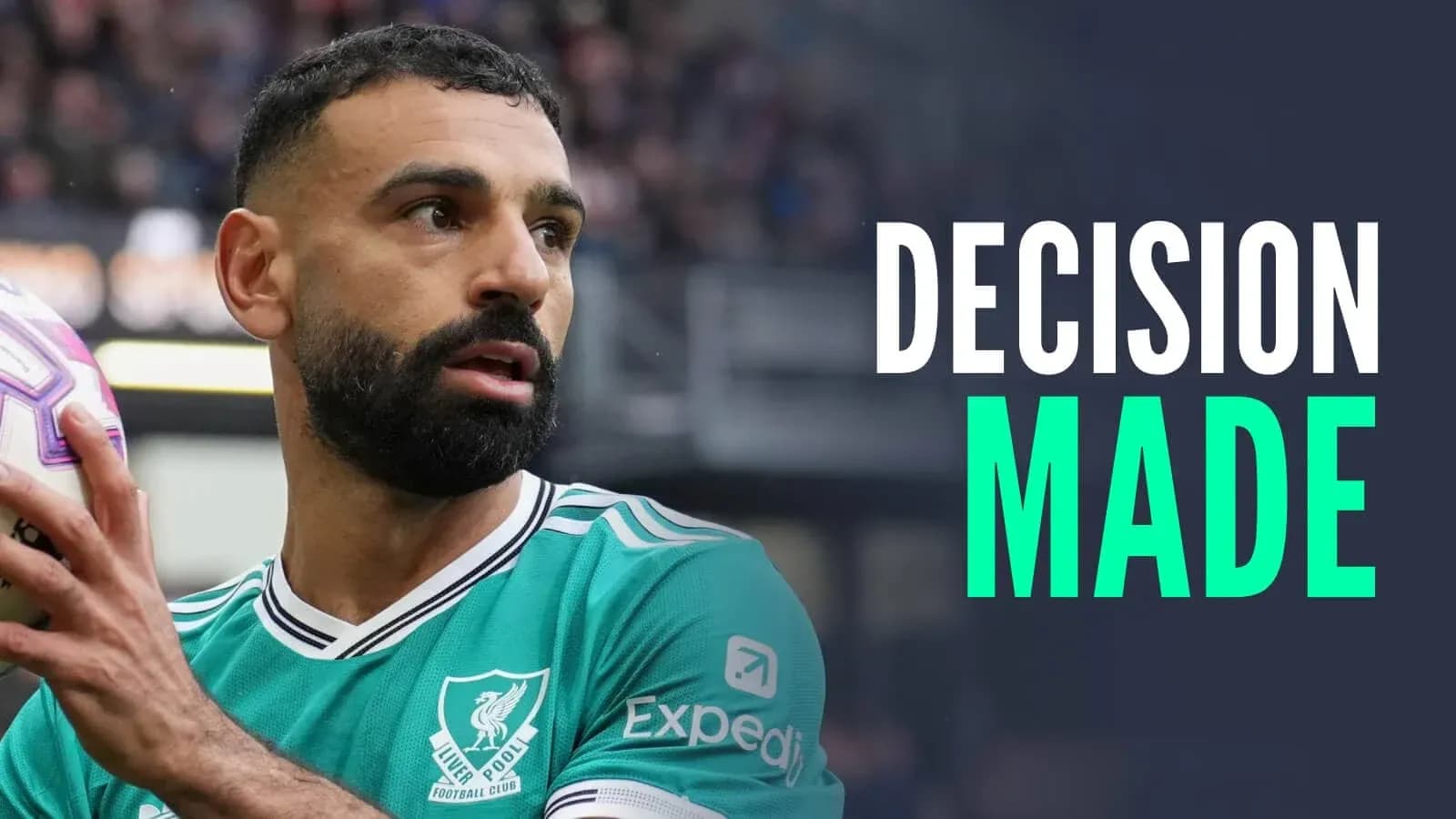 Mohamed Salah sosteniendo el balón en el campo
