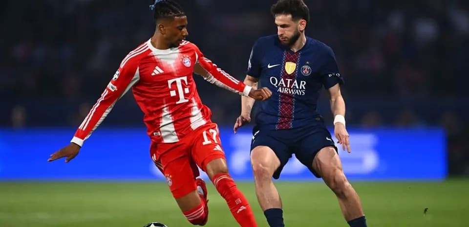 Jugador de Bayern y PSG en acción durante el partido