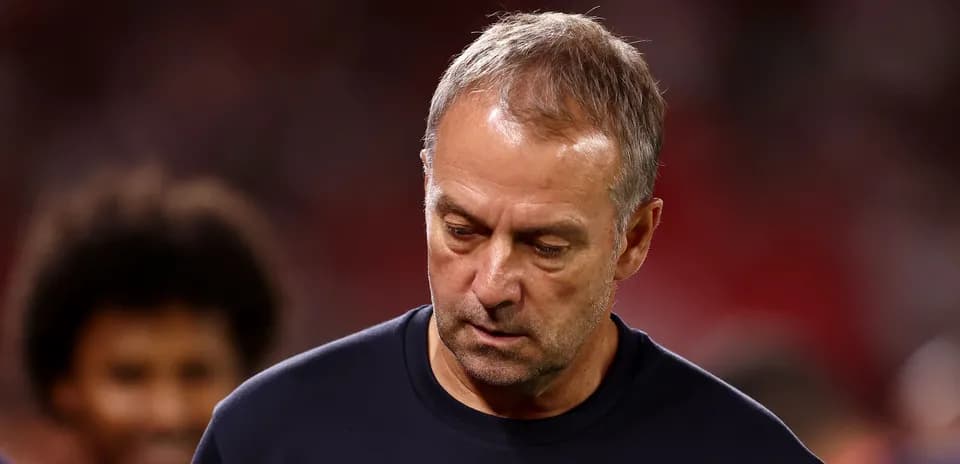 Entrenador caminando tras un partido de fútbol
