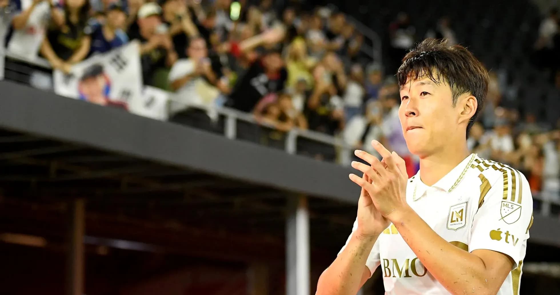 Jugador aplaudiendo frente a la multitud en el estadio