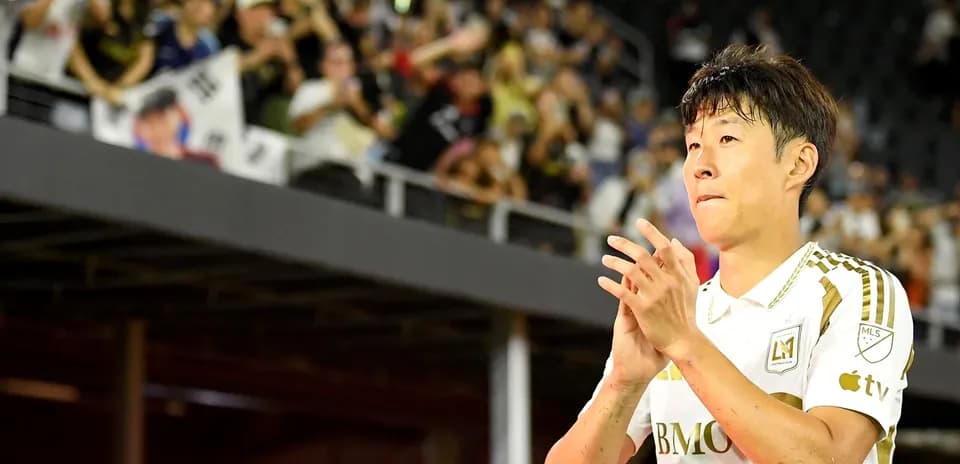 Jugador aplaudiendo frente a la multitud en el estadio