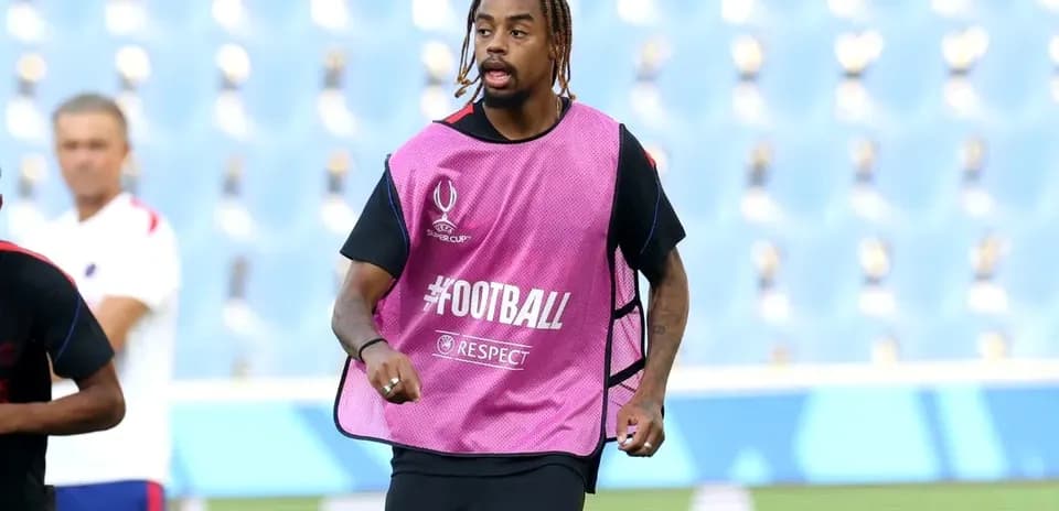 Jugador entrenando con chaleco en el campo