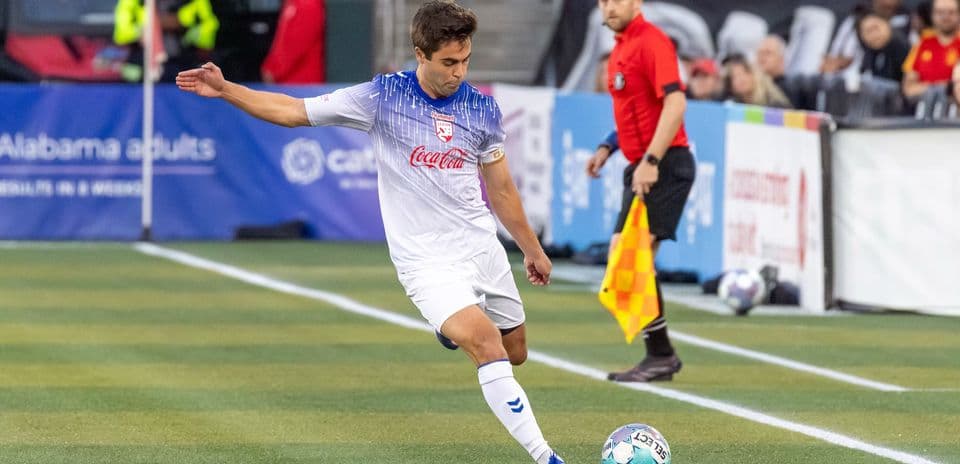 Jugador de Corpus Christi ejecutando un tiro libre