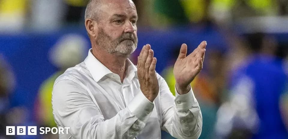 Entrenador aplaudiendo durante el partido