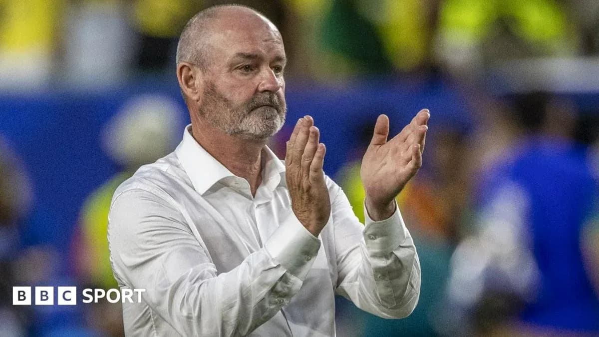 Entrenador aplaudiendo durante el partido