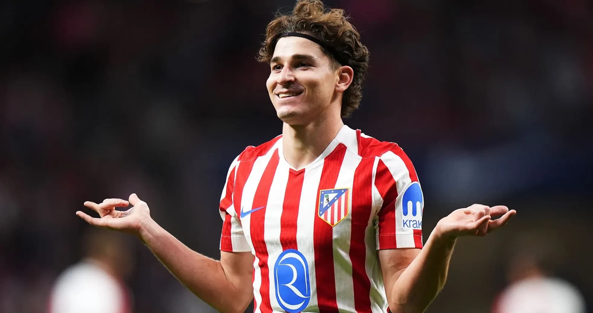 Jugador de Atlético de Madrid mostrando gestos en el campo