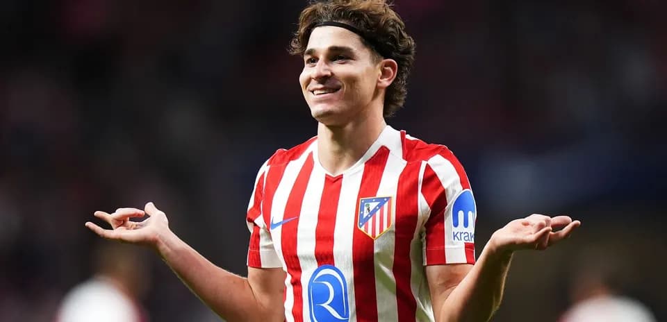 Jugador de Atlético de Madrid mostrando gestos en el campo