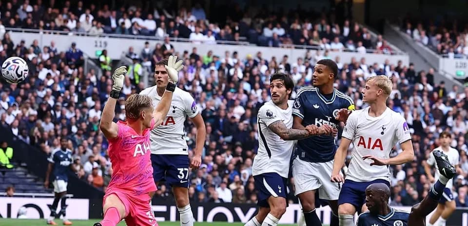 Portero de Tottenham en acción durante el partido
