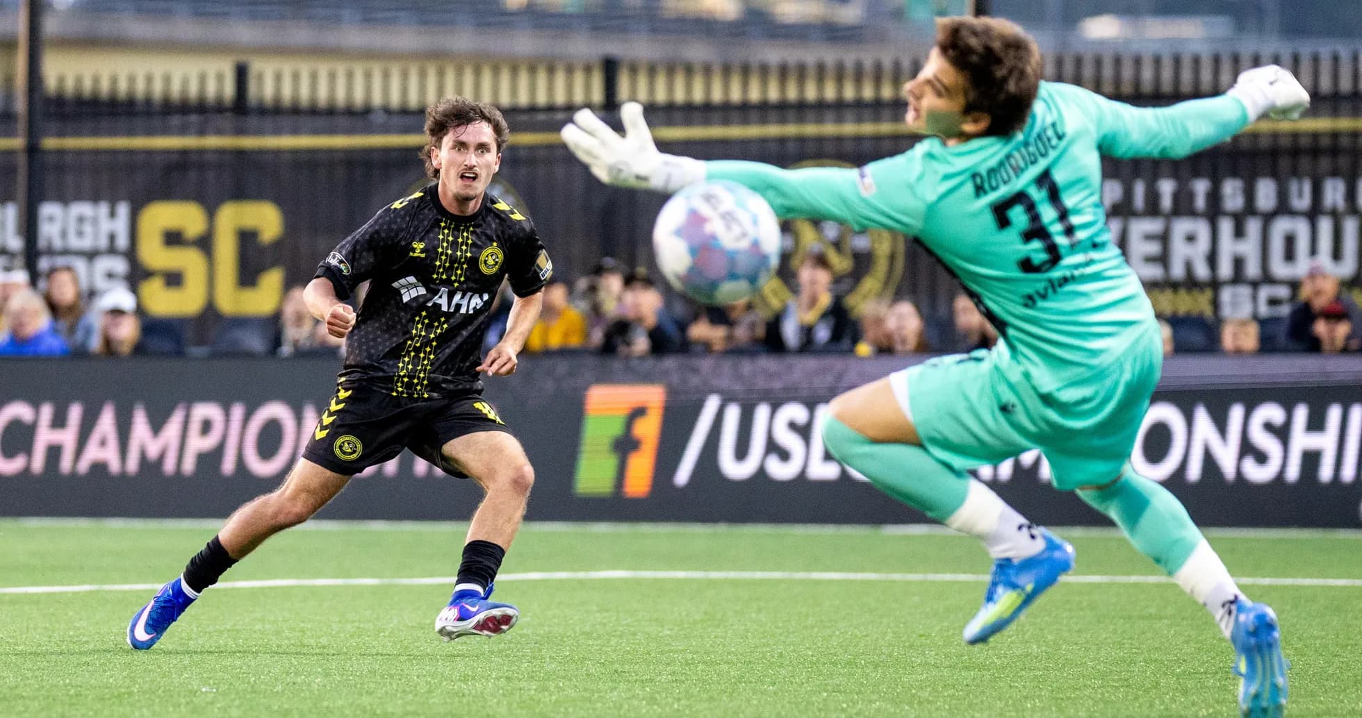 Jugador de Pittsburgh Riverhounds disparando a la portería