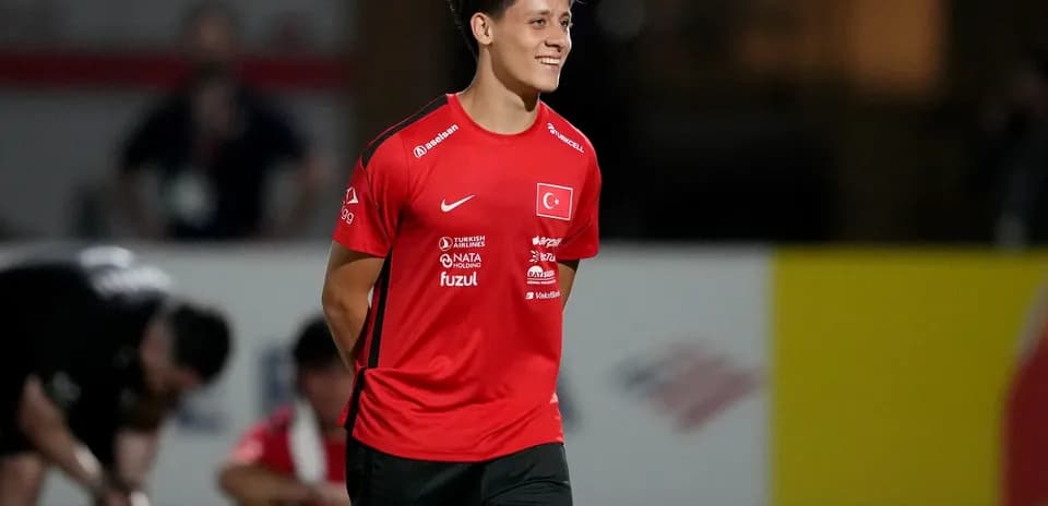 Jugador sonriente de Turquía durante el entrenamiento