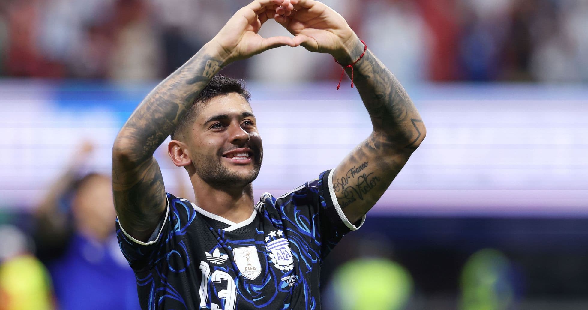 Jugador de Argentina celebrando con un corazón con las manos