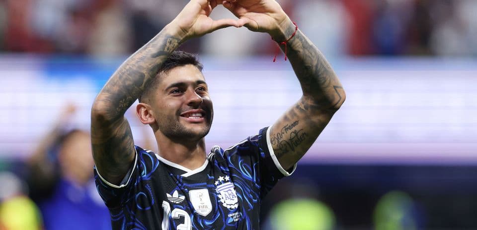 Jugador de Argentina celebrando con un corazón con las manos