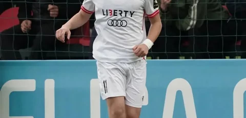 Jugador con balón en el campo durante partido