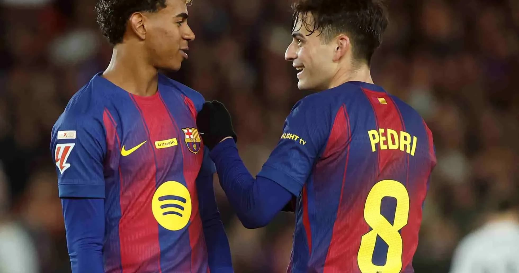 Dos jugadores del Barcelona conversando en el campo