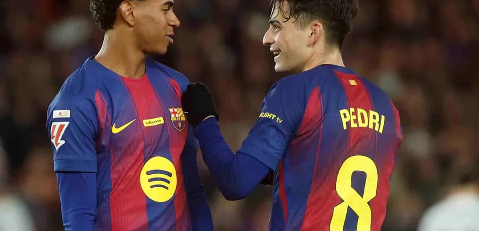 Dos jugadores del Barcelona conversando en el campo