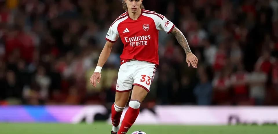 Jugador del Arsenal avanzando con el balón en campo