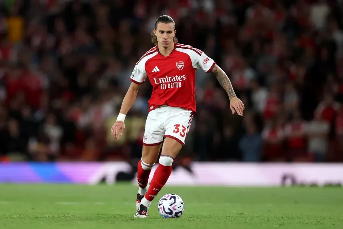Jugador del Arsenal avanzando con el balón en campo