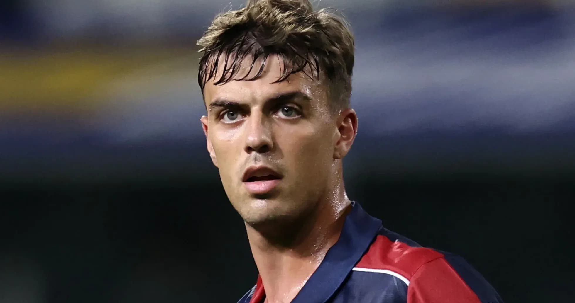 Jugador de fútbol con camiseta de Bologna en el campo
