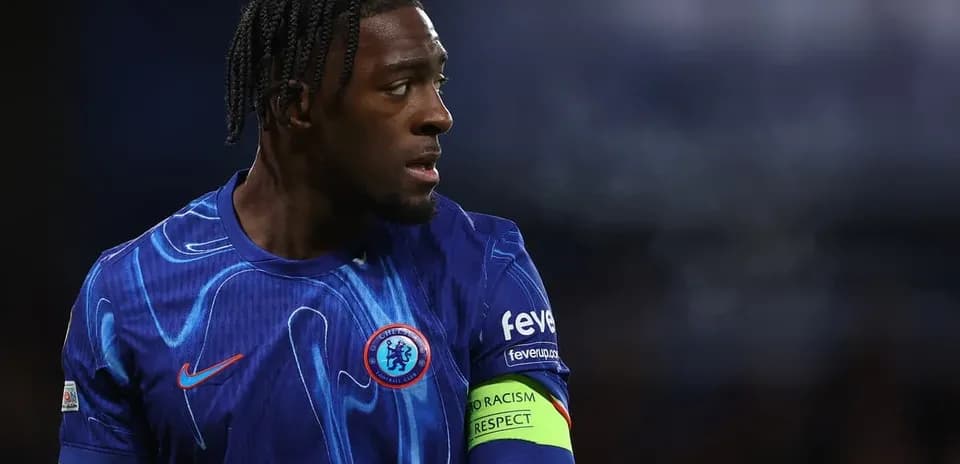 Jugador con camiseta de Chelsea en acción