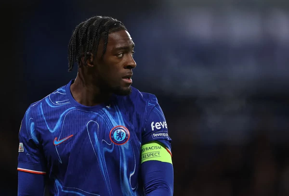 Jugador con camiseta de Chelsea en acción