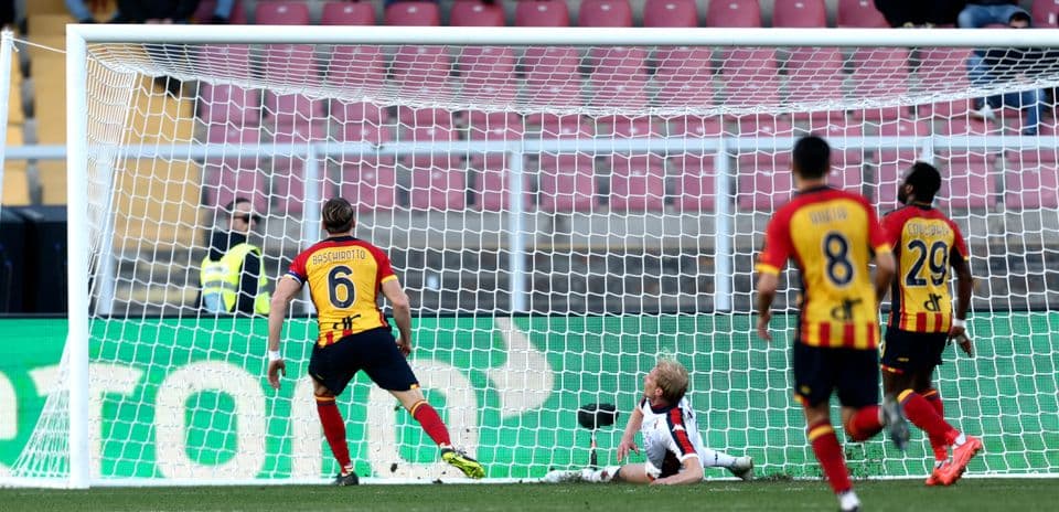 Gol de Lecce contra Genoa en el partido