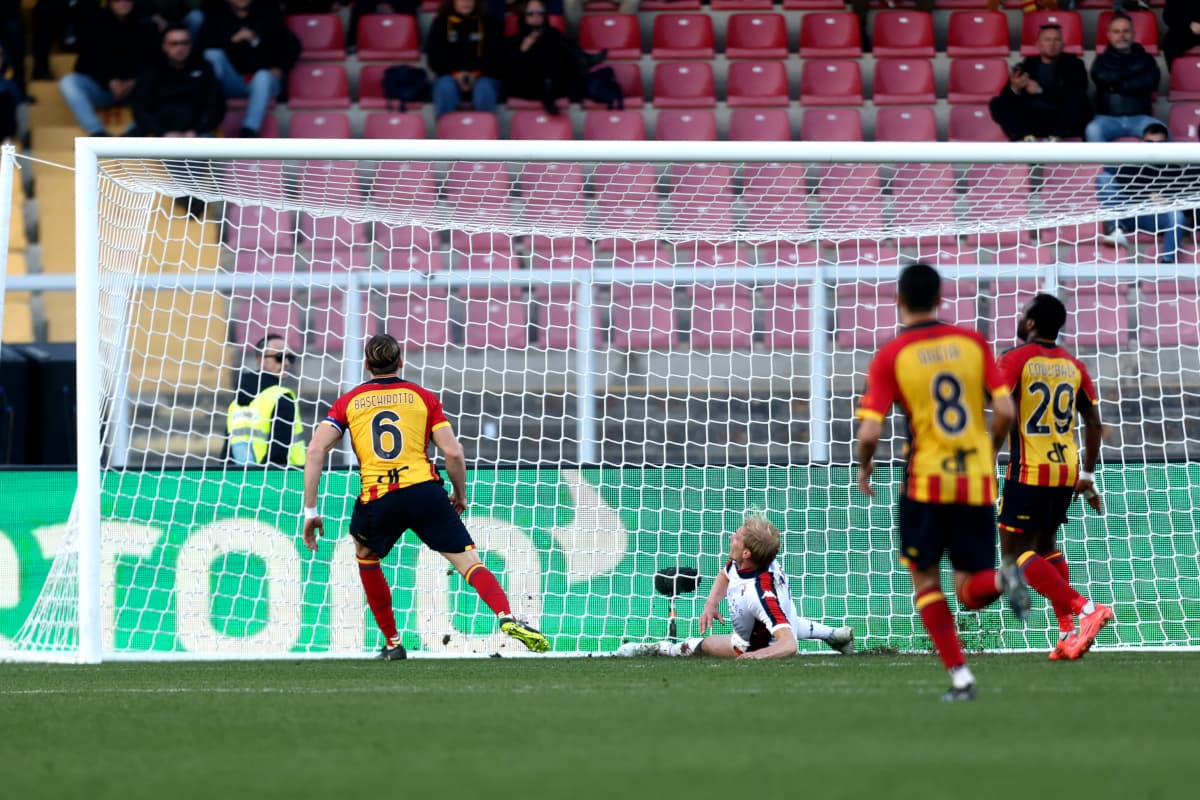 Gol de Lecce contra Genoa en el partido