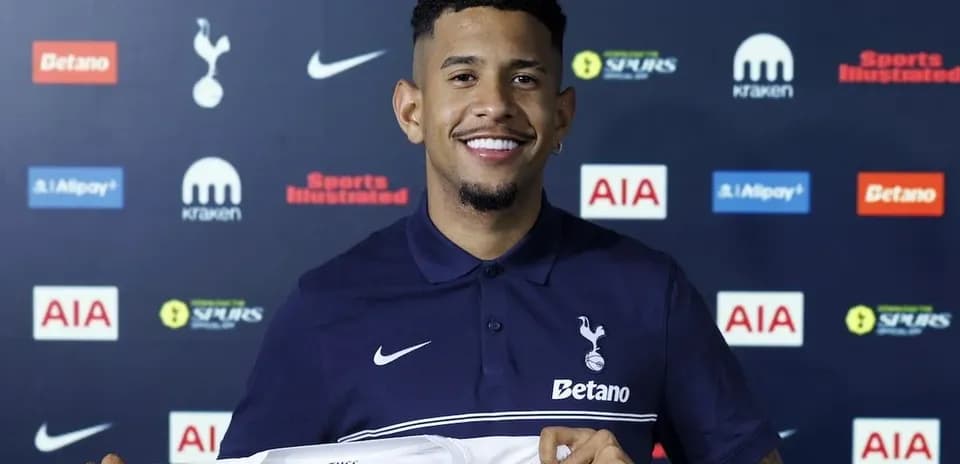Jugador sosteniendo camiseta de Tottenham Hotspur en presentación
