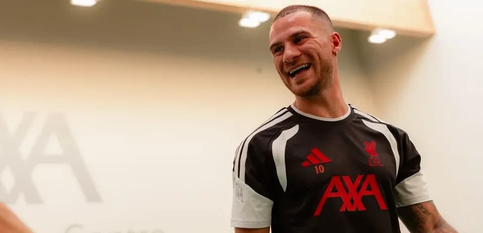 Jugador de Liverpool sonriendo en la sala de entrenamiento